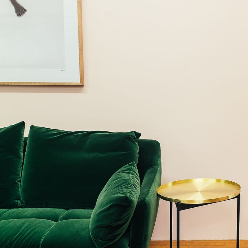 Sofa beludru hijau di ruang tamu — contoh furniture yang dikirim lewat cargo.